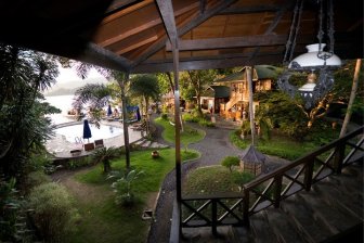 Lembeh Resort - garden looppad